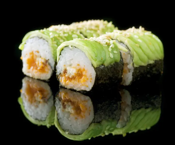 Sushi rolky nad černou — Stock fotografie