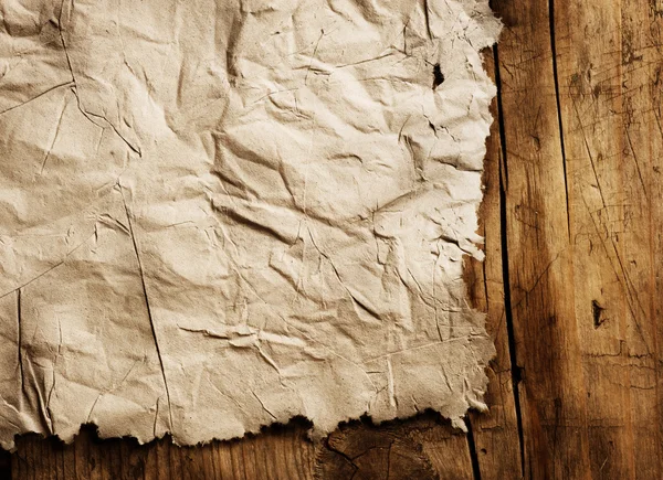Stary kartkę papieru na drewniane tło zbliżenie — Zdjęcie stockowe