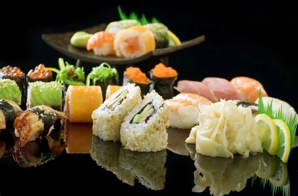 Sushi über schwarz — Stockfoto