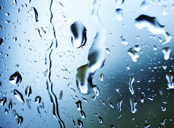 与雨水滴湿的窗口 — 图库照片