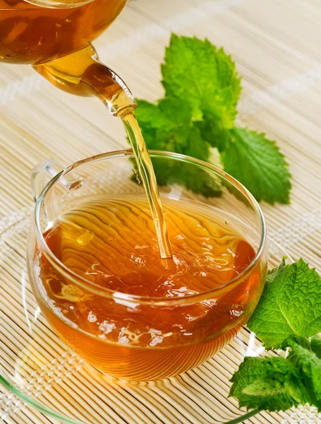 Pouring Healthy Tea With Mint — Stock Photo, Image
