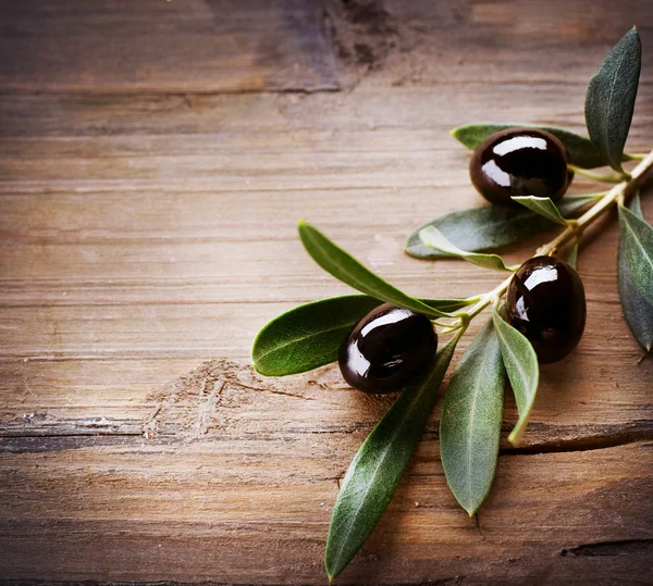 Olive su fondo legno — Foto Stock