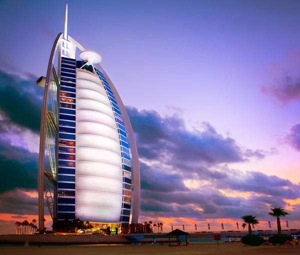 DUBAI, Emirados Árabes Unidos - NOVEMBRO 27: Burj Al Arab hotel on NOVEMBER 27, 201 — Fotografia de Stock