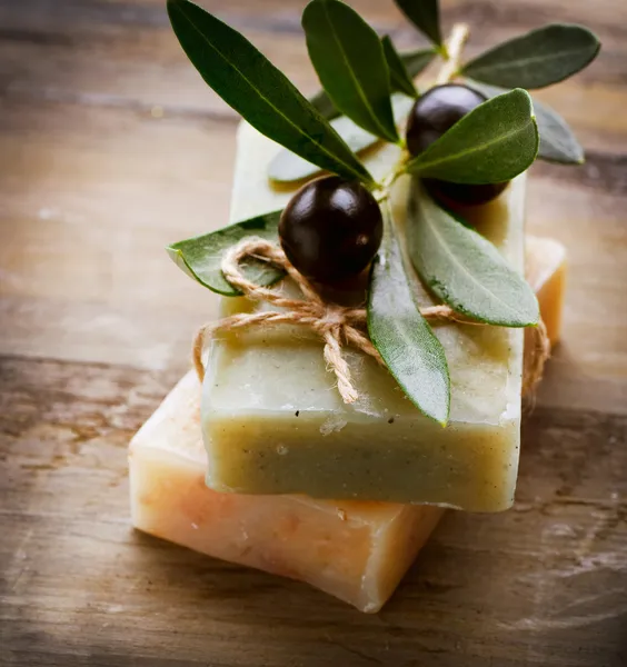 Přírodní ručně vyráběné mýdlo a olivami — Stock fotografie