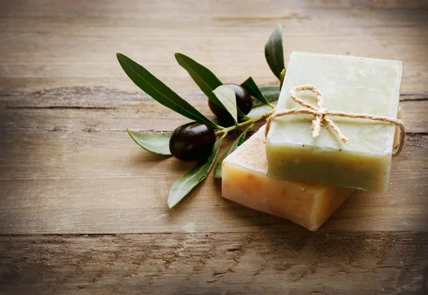 Přírodní ručně vyráběné mýdlo a olivami — Stock fotografie