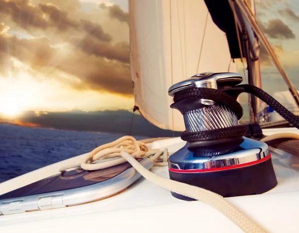 Yachtsegeln gegen Sonnenuntergang.sailboat.travel — Stockfoto
