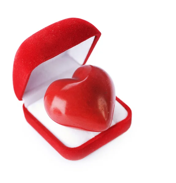 Červené Sametové krabičky s velkým srdcem na bílém pozadí. — Stock fotografie