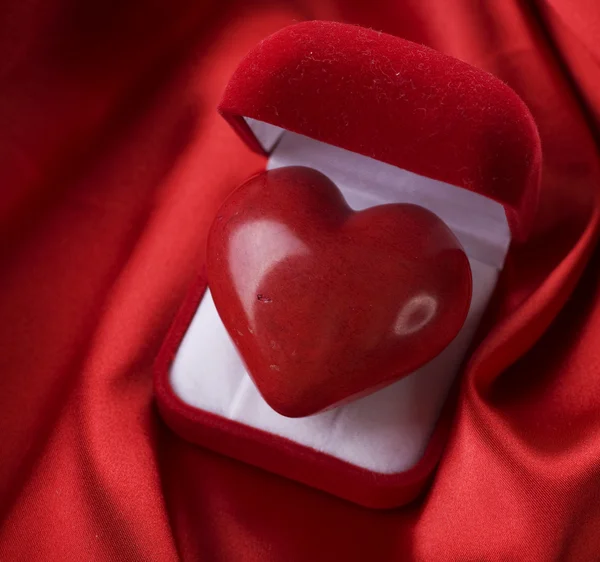 Valentin-Konzept. Geschenkbox aus rotem Samt mit Herz — Stockfoto