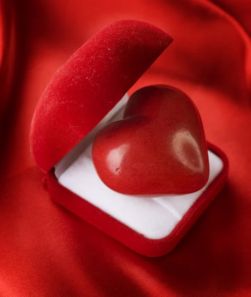 Conceito Valentine. Caixa de presente de veludo vermelho com um coração — Fotografia de Stock