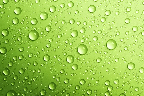Gotas de agua sobre verde. Primer plano. — Foto de Stock