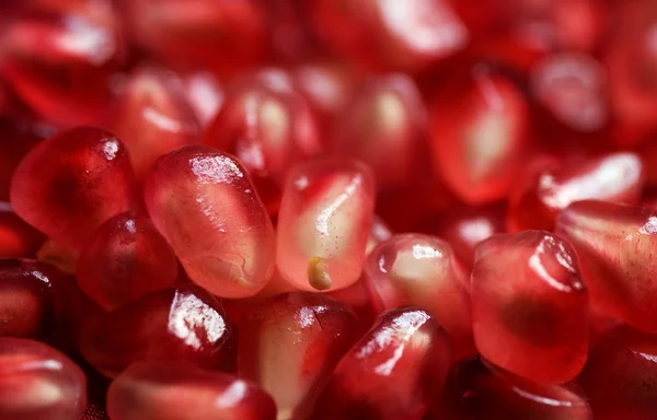 Granatapfel-Hintergrund. Makro aus geschälten reifen Samen — Stockfoto