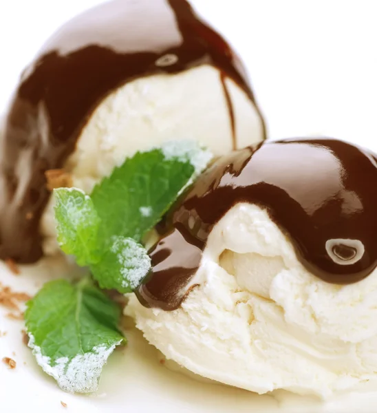 チョコレートのトッピングとアイスクリーム。白のデザート — ストック写真