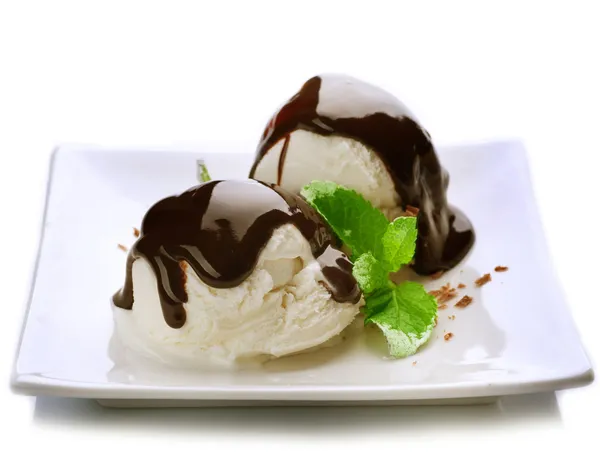 Παγωτό με γλάσο σοκολάτας. επιδόρπιο που απομονώνονται σε λευκό — Φωτογραφία Αρχείου