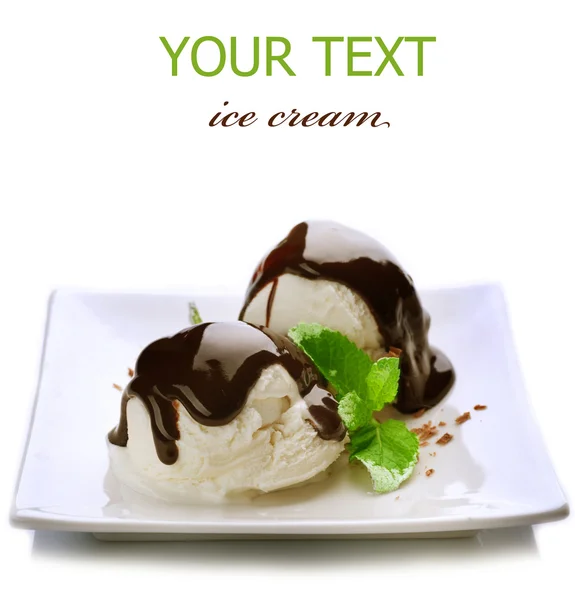 Ice cream met chocolade topping. dessert geïsoleerd op wit — Stockfoto
