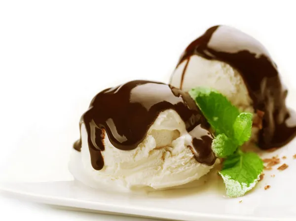 Ice cream met chocolade topping. dessert over Wit — Stockfoto