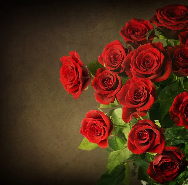 Grande Buquê de Rosas Vermelhas. Estilo vintage — Fotografia de Stock