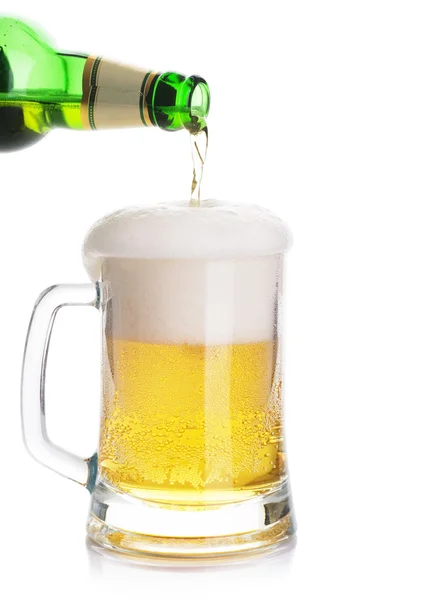 Bier auf weißem Hintergrund einschenken — Stockfoto