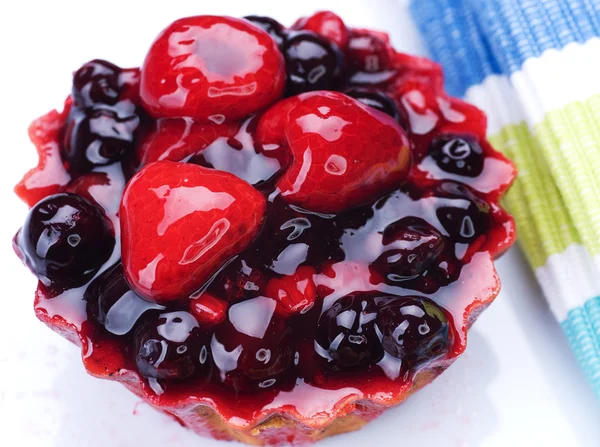 Kue dengan berry di atas putih — Stok Foto