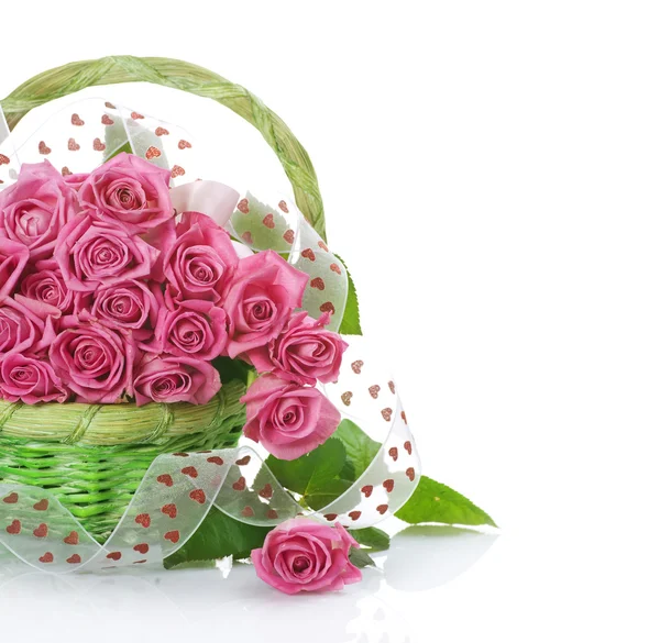 Валентина троянди в кошику — стокове фото