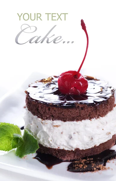 Choklad tårta över vita — Stockfoto