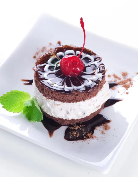 Üzerine beyaz çikolatalı kek — Stok fotoğraf