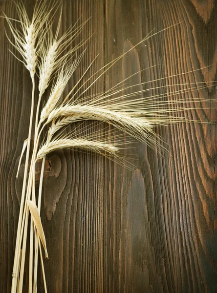 Pšenice hranice nad dřevěné pozadí — Stock fotografie