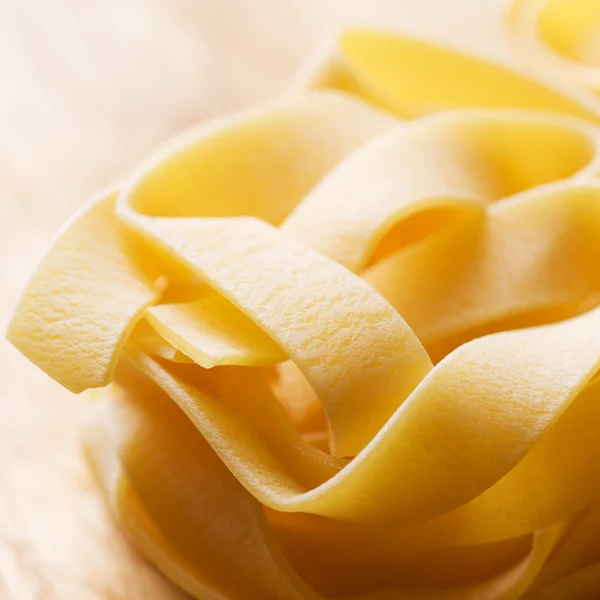 Pâtes italiennes gros plan. Des macaronis. Focus sélectif — Photo