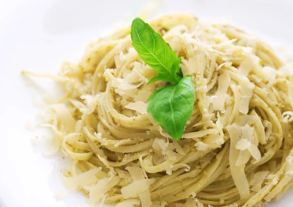 Pesto sos, kurutulmuş domates, zeytin, fesleğen ile İtalyan makarna ve — Stok fotoğraf