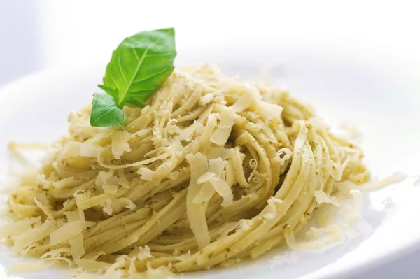 Italské těstoviny s pestem omáčka, bazalkou a parmezánem sýrem — Stock fotografie