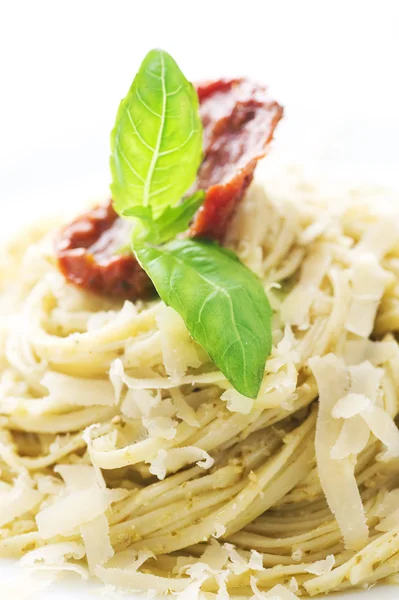 Italiaanse pasta met pestosaus, gedroogde tomaat, olijven, basilicum en — Stockfoto