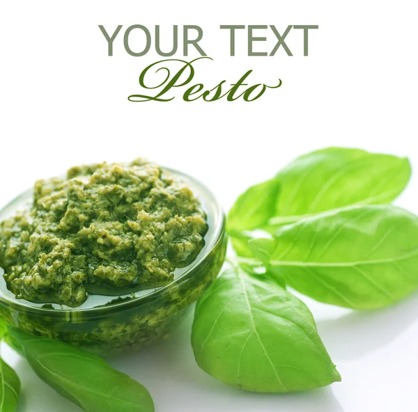 Pesto-Sauce und frisches Basilikum — Stockfoto