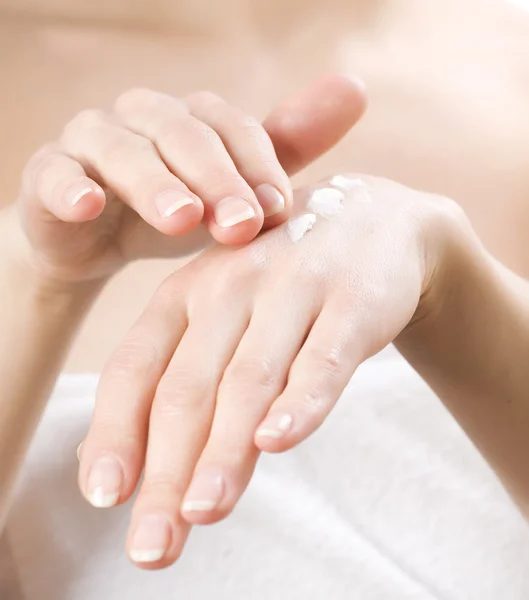 Weibliche Anwendung Feuchtigkeitscreme auf ihre Hände nach dem Bad. — Stockfoto
