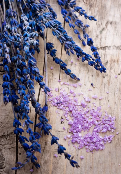 Lavendel-Wellness auf Holz-Hintergrund — Stockfoto