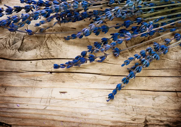 Лавандовая граница на деревянном фоне — стоковое фото