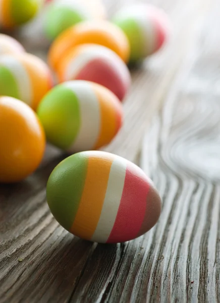 Huevos de Pascua coloridos. Enfoque selectivo — Foto de Stock