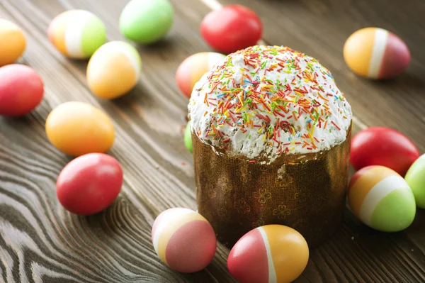 Huevos de Pascua coloridos y pastel — Foto de Stock