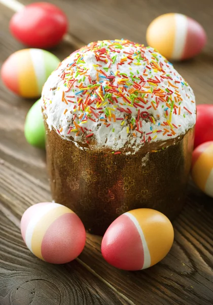 炫彩的复活节彩蛋和蛋糕 — 图库照片