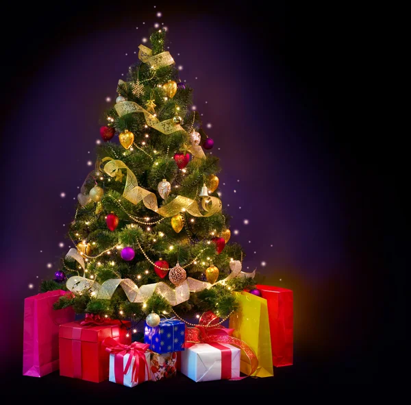 Weihnachtsbaum mit Geschenken isoliert auf schwarz — Stockfoto