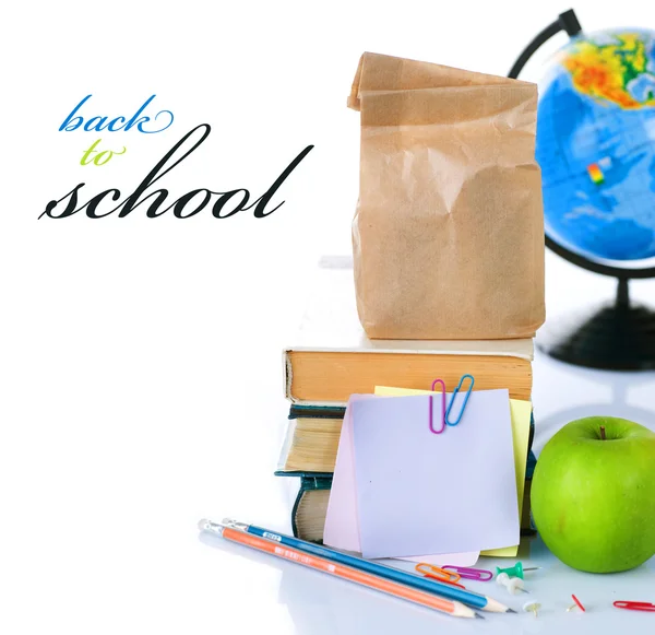 De volta ao conceito de escola. Livros escolares e maçã verde isolado em — Fotografia de Stock