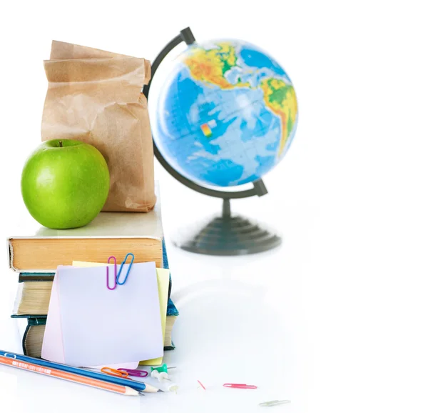 Tilbage til skolekonceptet. Skolebøger og grønt æble isoleret på - Stock-foto