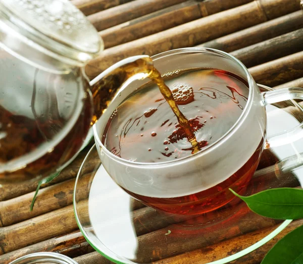 Выливание здорового чая — стоковое фото