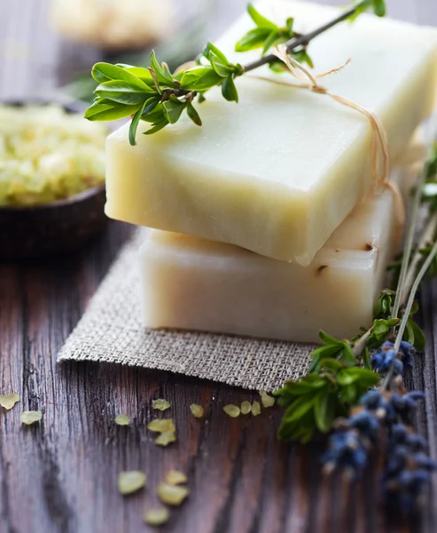 Natuurlijke handgemaakte zeep met kruiden. Spa — Stockfoto