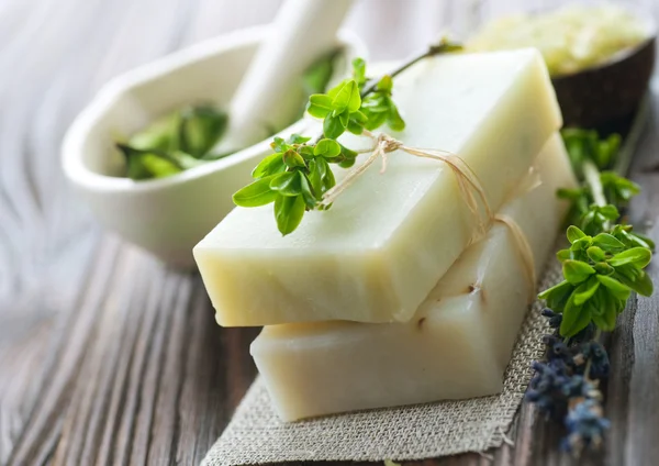 Natürliche handgemachte Seife mit Kräutern. Wellness — Stockfoto