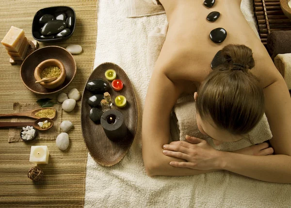 Kobieta kurort. masaż gorącymi kamieniami — Zdjęcie stockowe