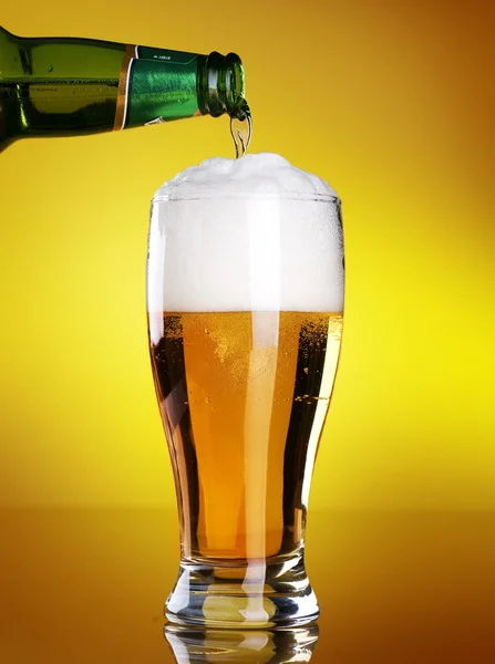 Cerveza verter —  Fotos de Stock