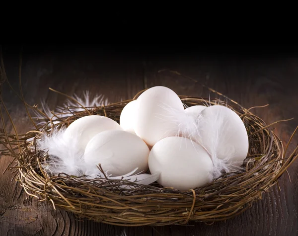 Huevos de Pascua en el nido — Foto de Stock