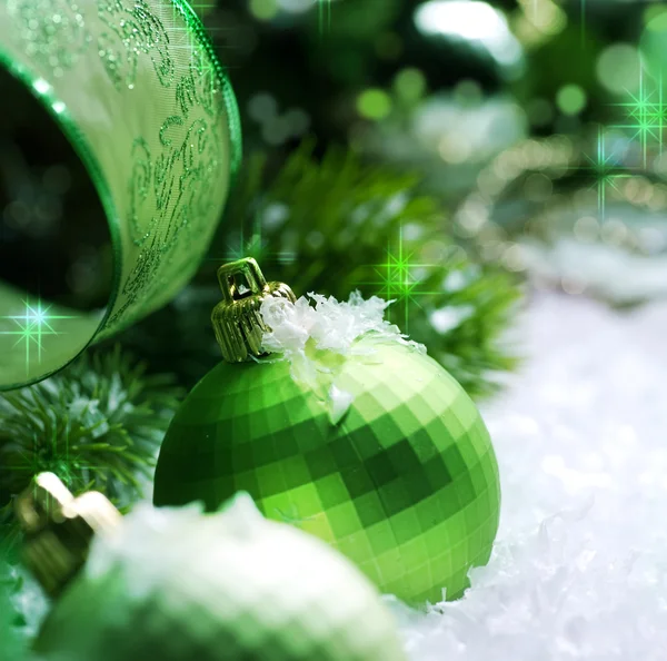 크리스마스 장식에 눈이 쌓여 있는 모습 — 스톡 사진