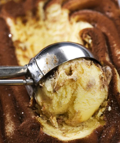 与巧克力和焦糖冰淇淋勺 — 图库照片