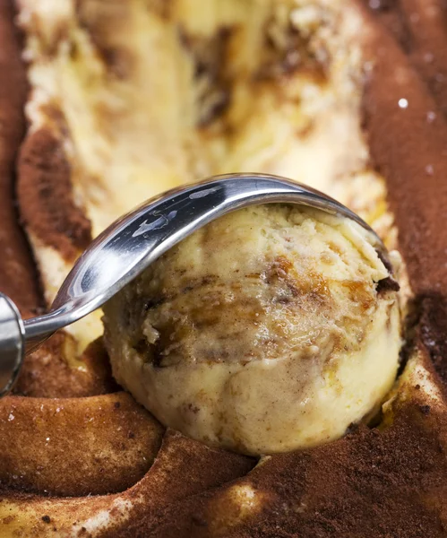 チョコレートとキャラメルのアイス クリーム スクープ — ストック写真