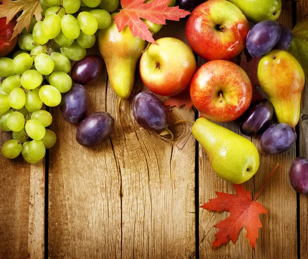 Frutas ecológicas sobre fondo de madera. Cosecha de otoño —  Fotos de Stock